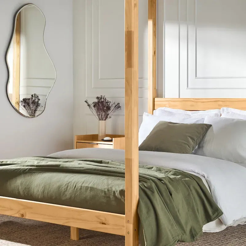 Cama Queen con dosel minimalista de pino negro/natural, 2 personas