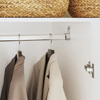 Armario de 4 puertas en madera blanca/gris con barras para colgar y estantes, para 1-2 personas