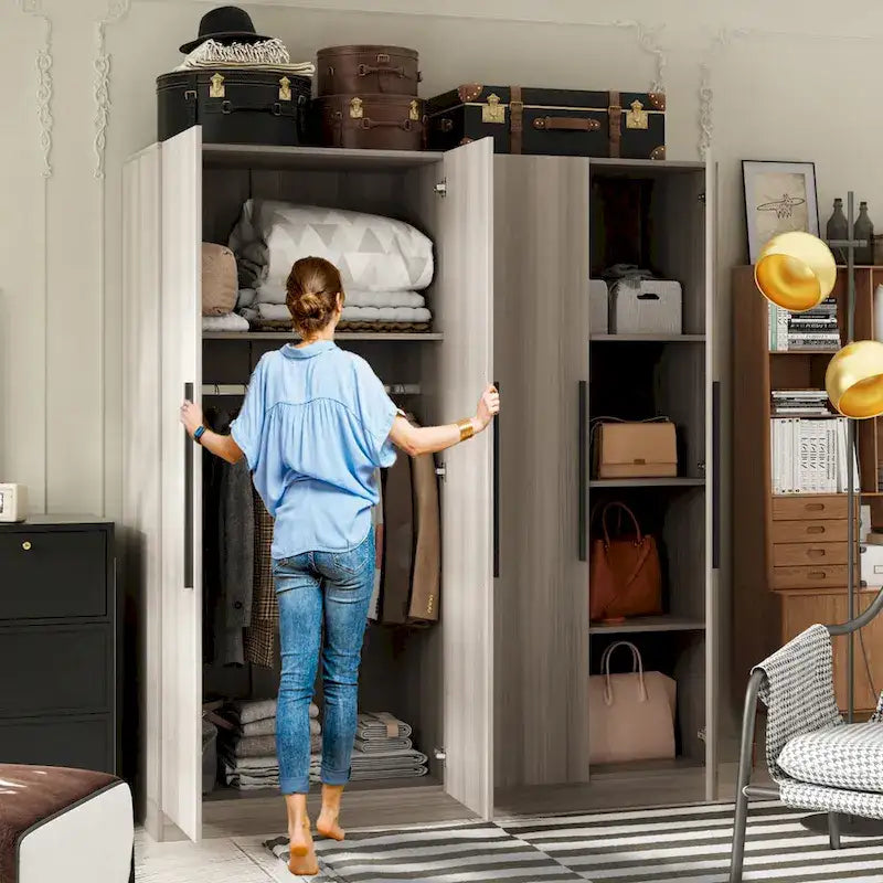 Armario de 4 puertas en madera blanca/gris con barras para colgar y estantes, para 1-2 personas