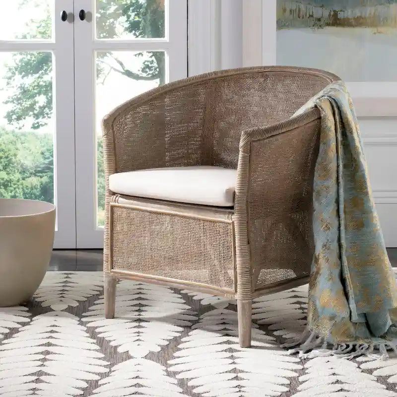 Sillón de ratán blanqueado con cojín blanco, asiento individual